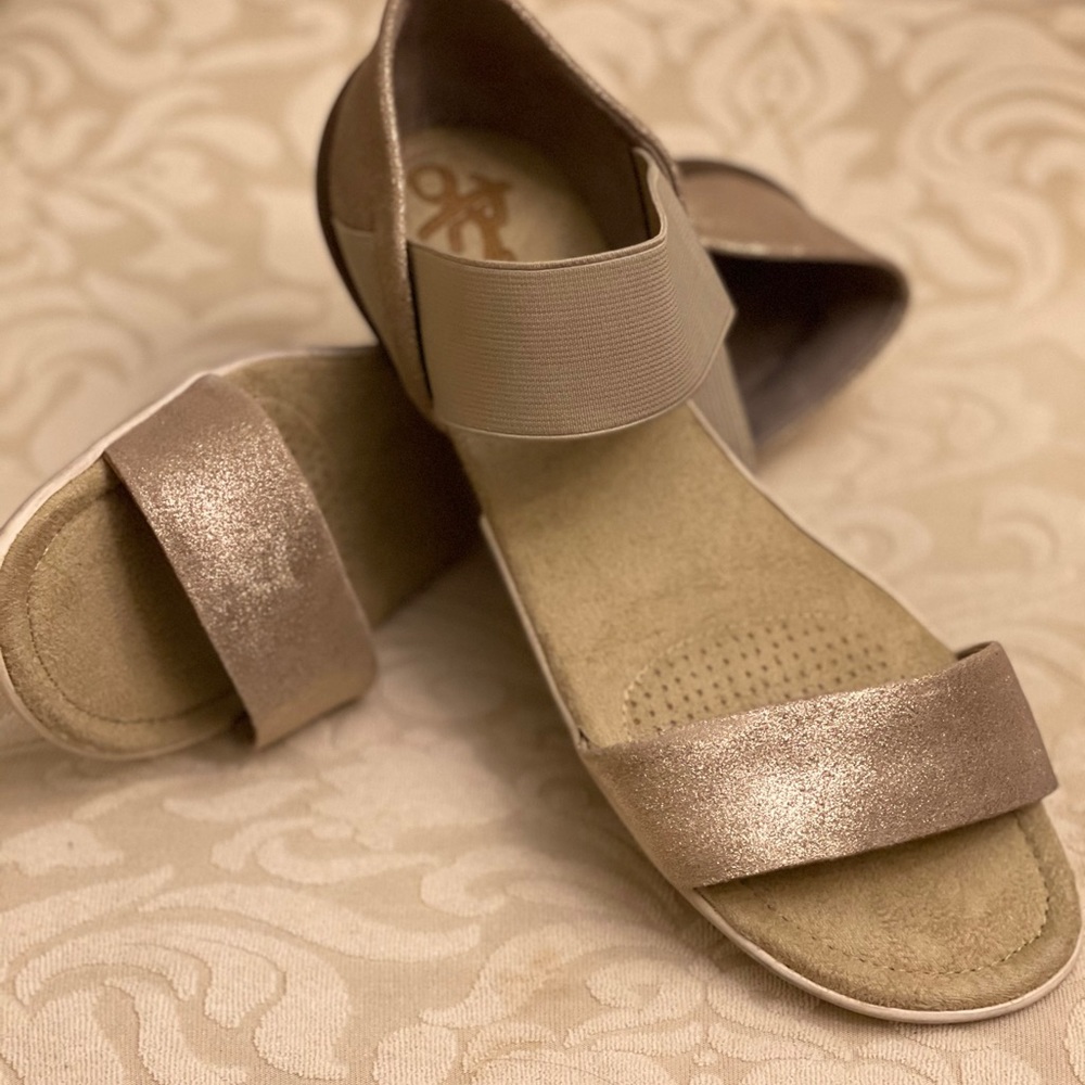 OTBT women’s sandals taupe, gold 8.5